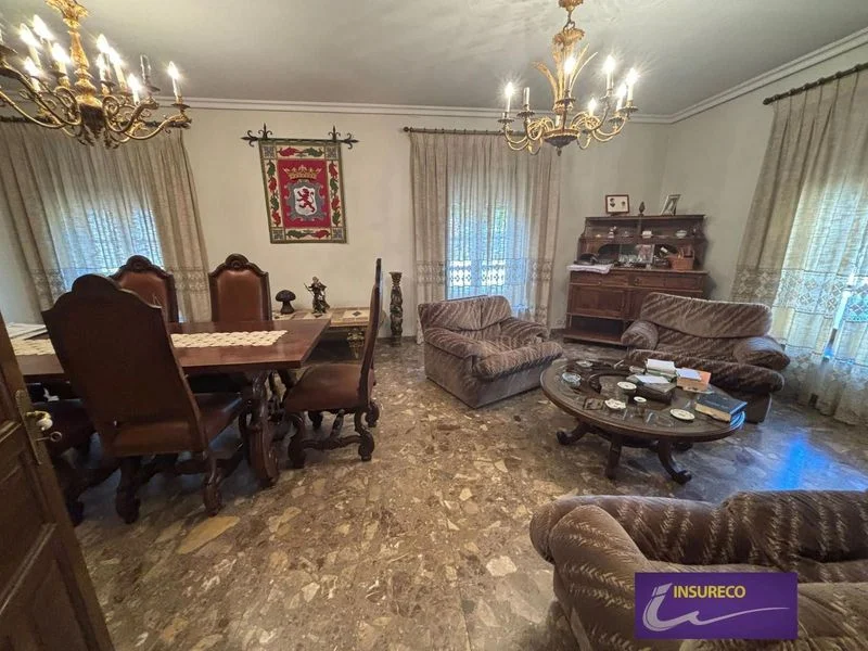 Casa amplia de dos plantas y seis dormitorios