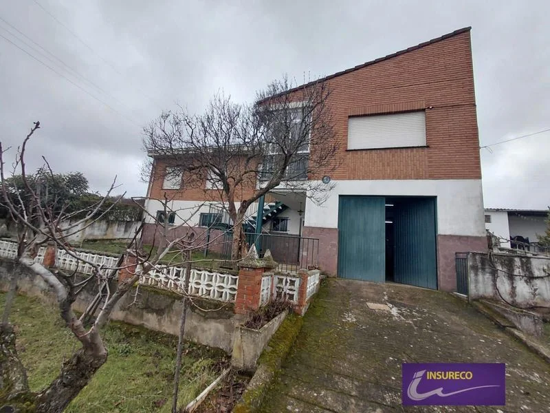 Two-unit house with 758 m² plot