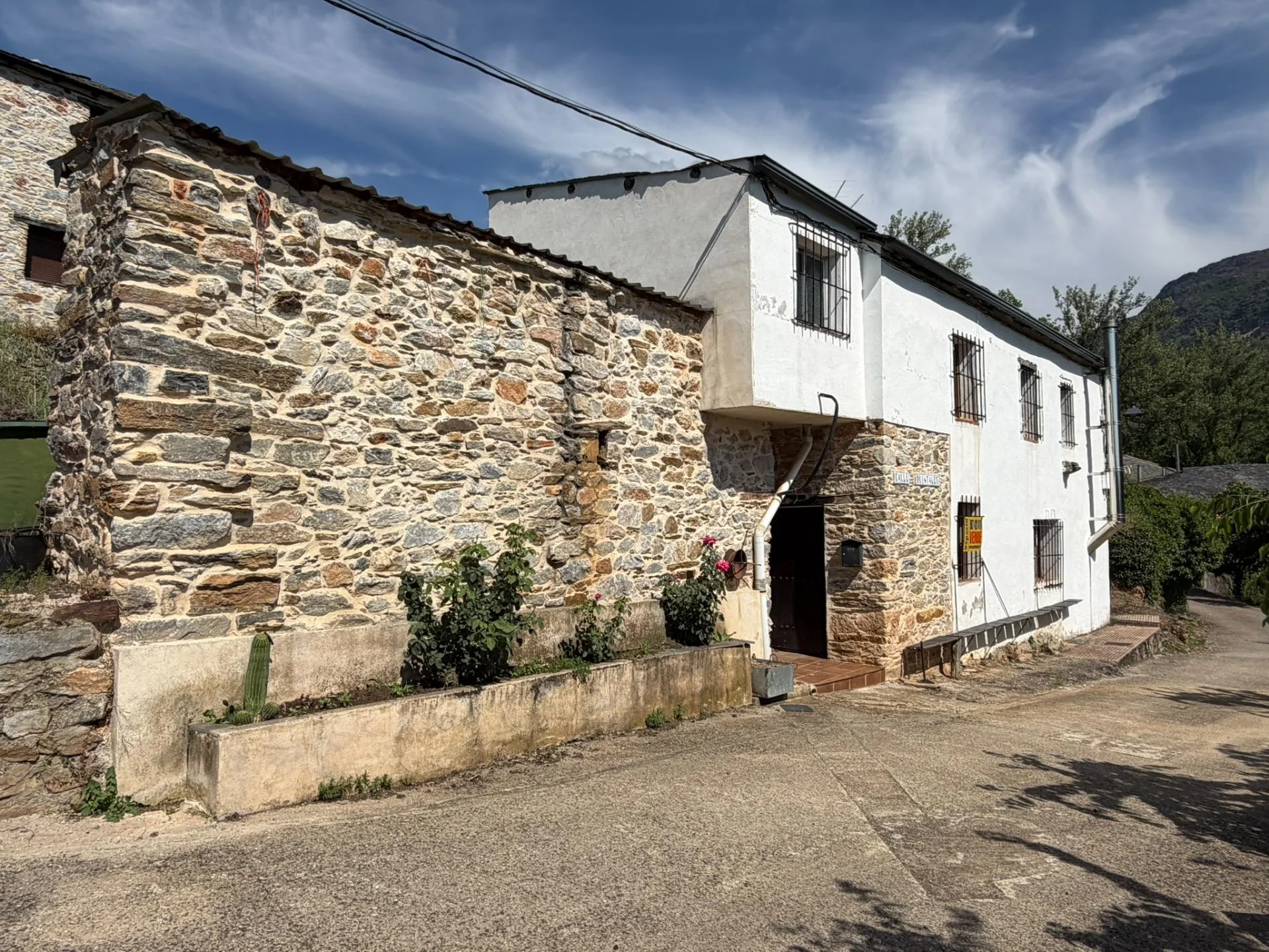 Casa de piedra con anexo y terreno