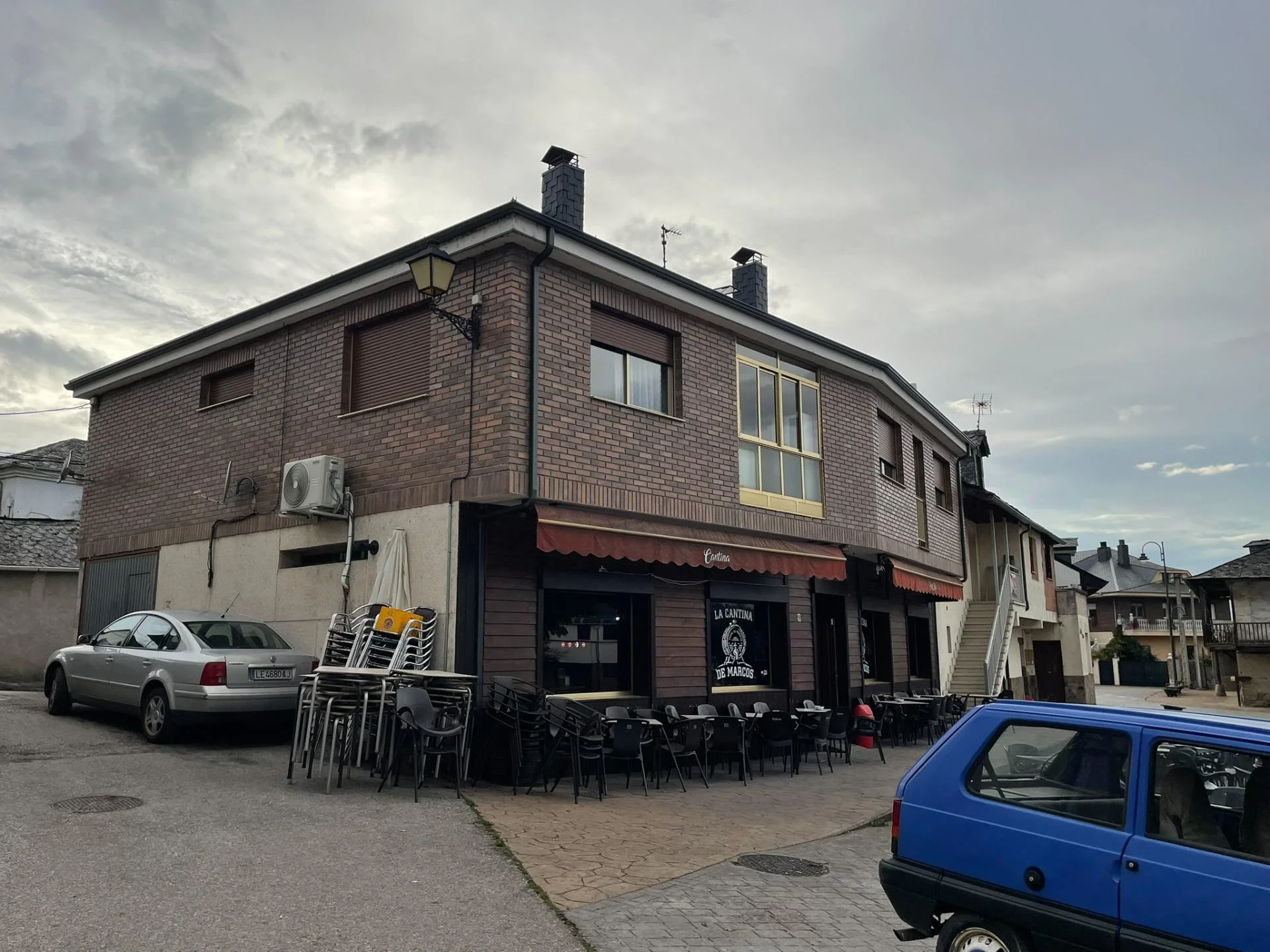 House with income-generating bar in Toral