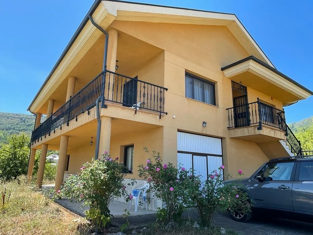 Chalet near Corullón with 294 m²