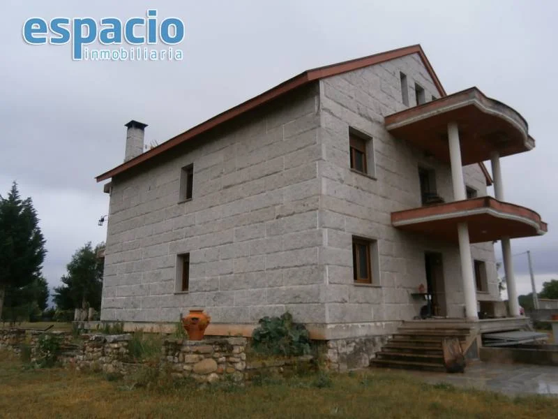 Chalet amplio con parcela de 12.800 m²