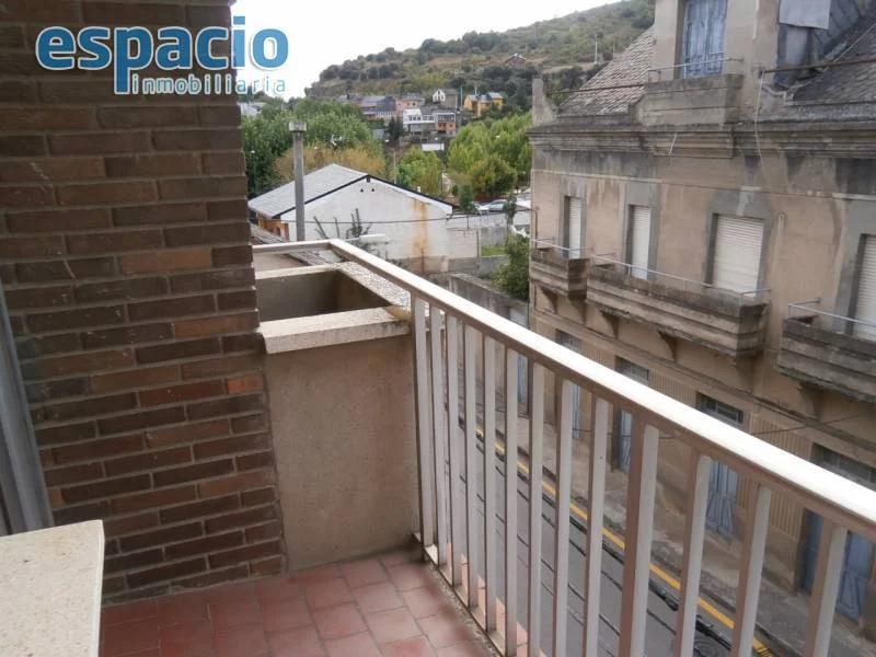 Edificio mixto con tres unidades