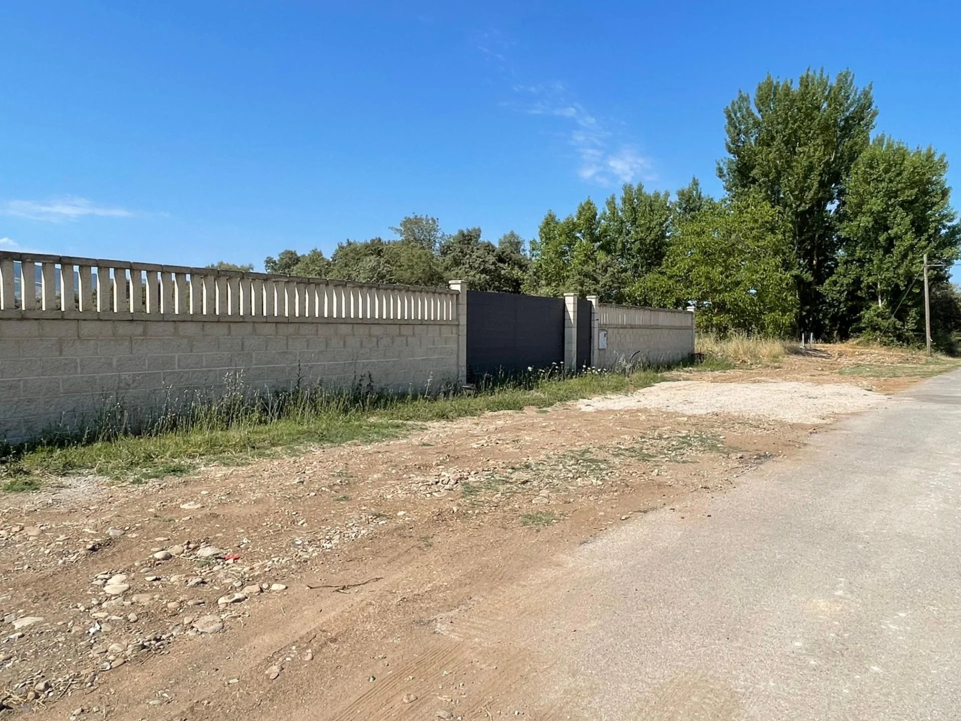 Fenced rural plot in Dehesas