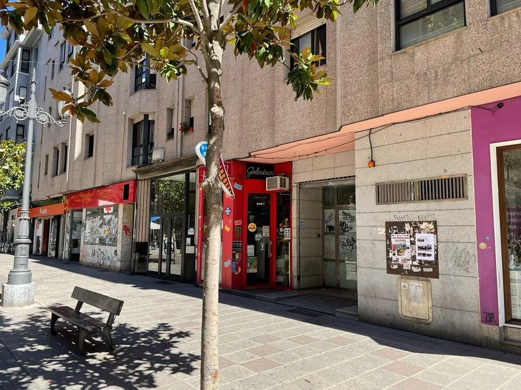 Reformed centre commercial unit, 259 m²