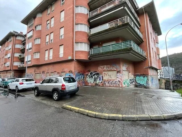 Large commercial unit near station