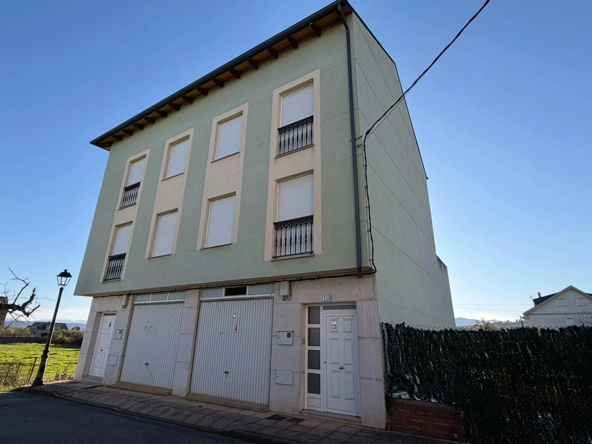 Pareados en Cacabelos, 396 m² construidos