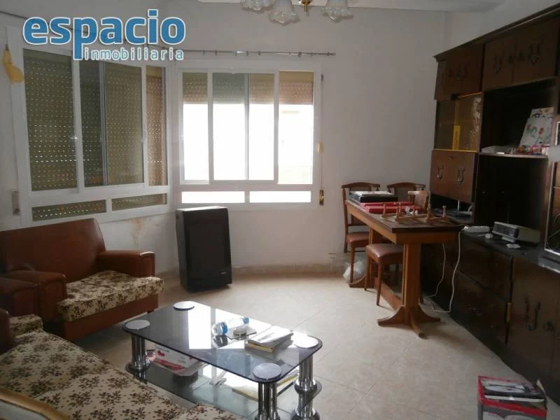 Piso céntrico de tres habitaciones