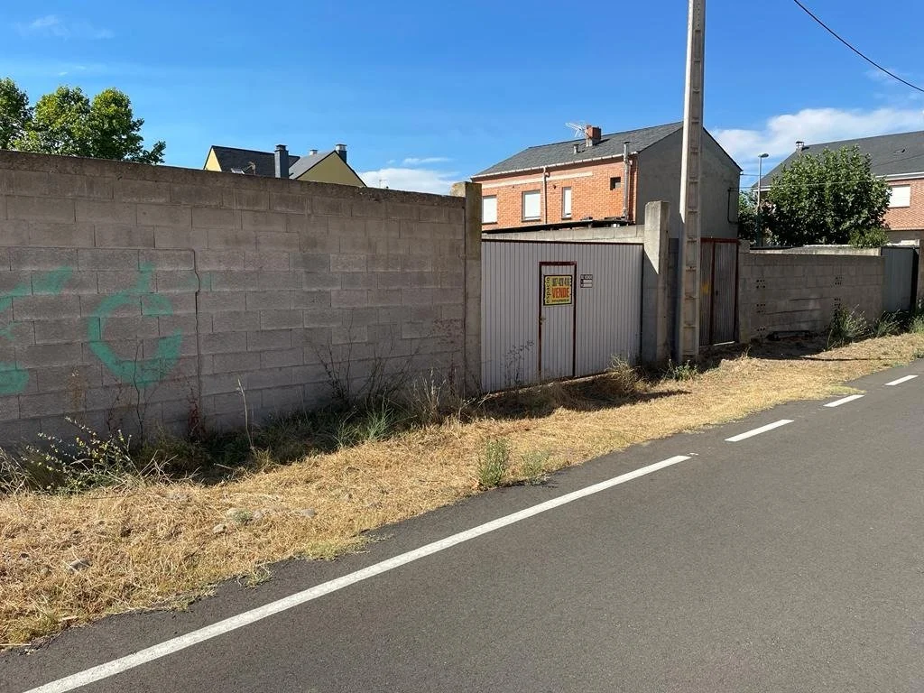 La Placa urban plot with warehouse