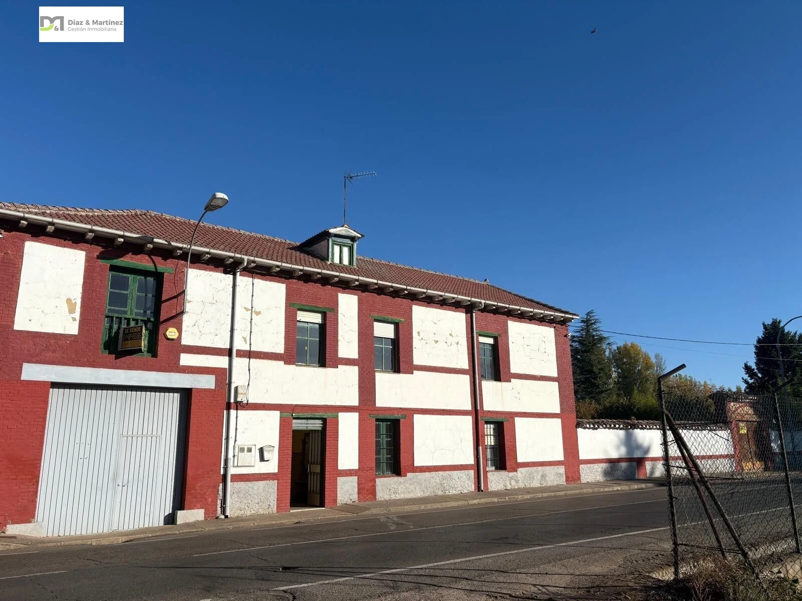 Large plot house near León