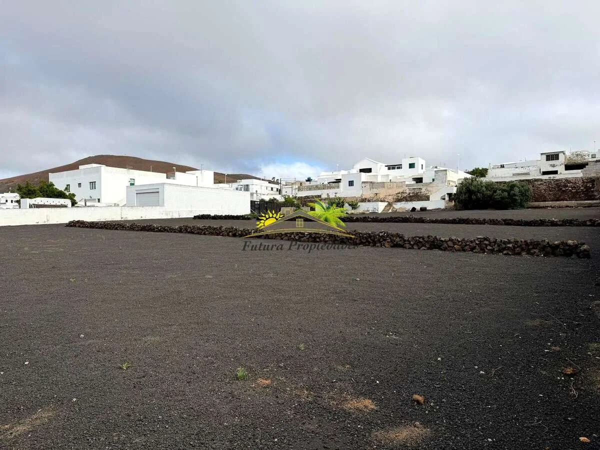 Development plot in San Bartolomé, 2,960 m²