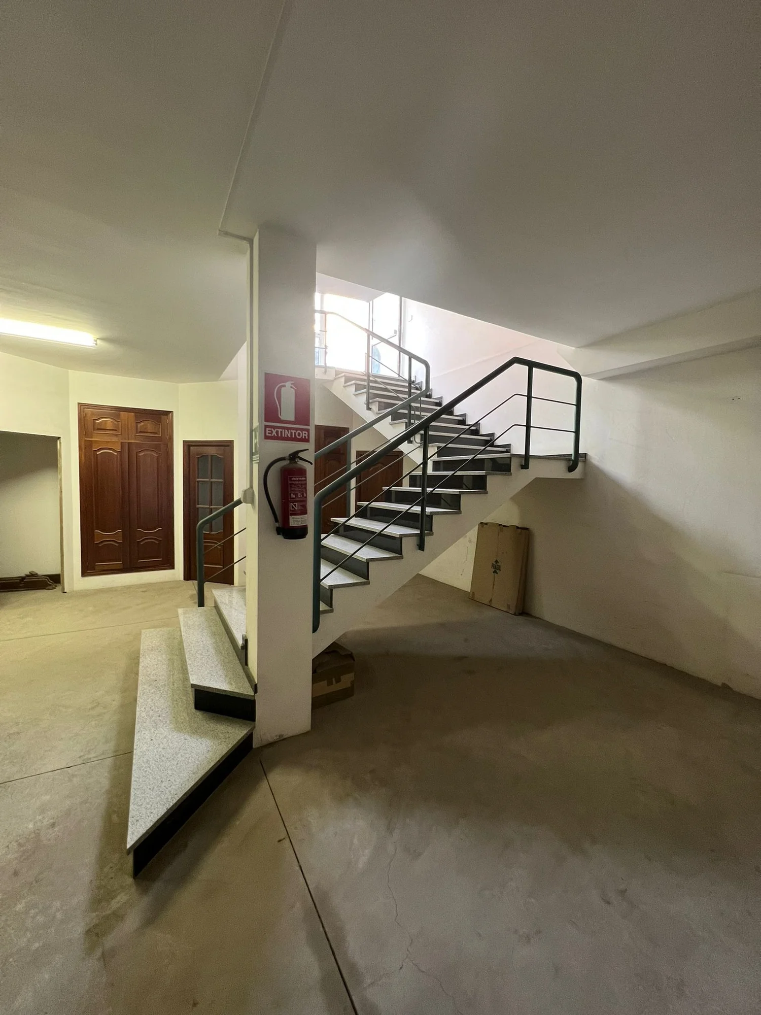 700 m² central commercial semi-basement