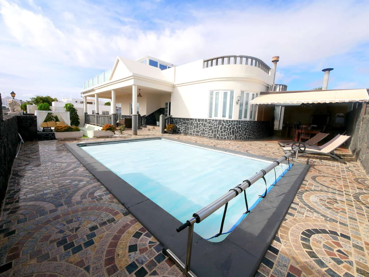 Villa con piscina y apartamento independiente