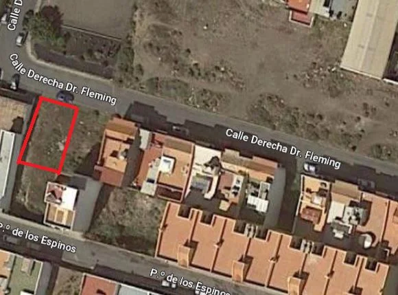 Solar urbano de 131 m² en Los Espinos