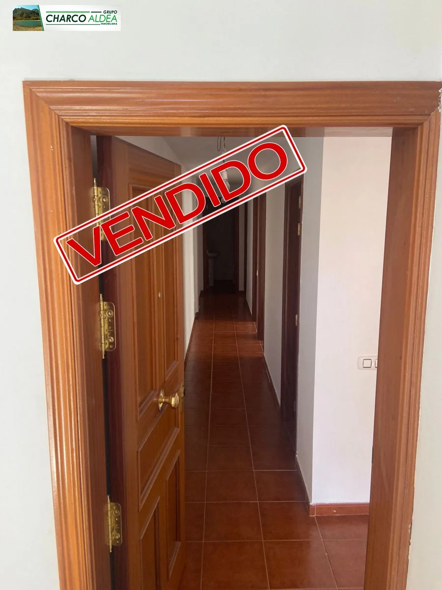 Piso en buen estado con tres dormitorios