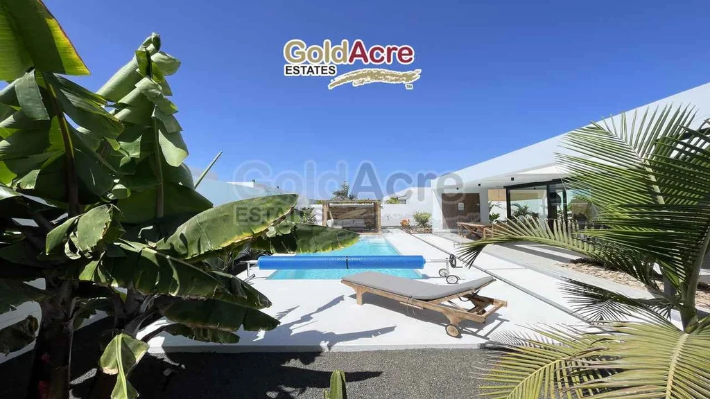Villa moderna con piscina climatizada