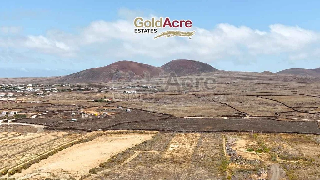 Terreno rural en Lajares con doble acceso