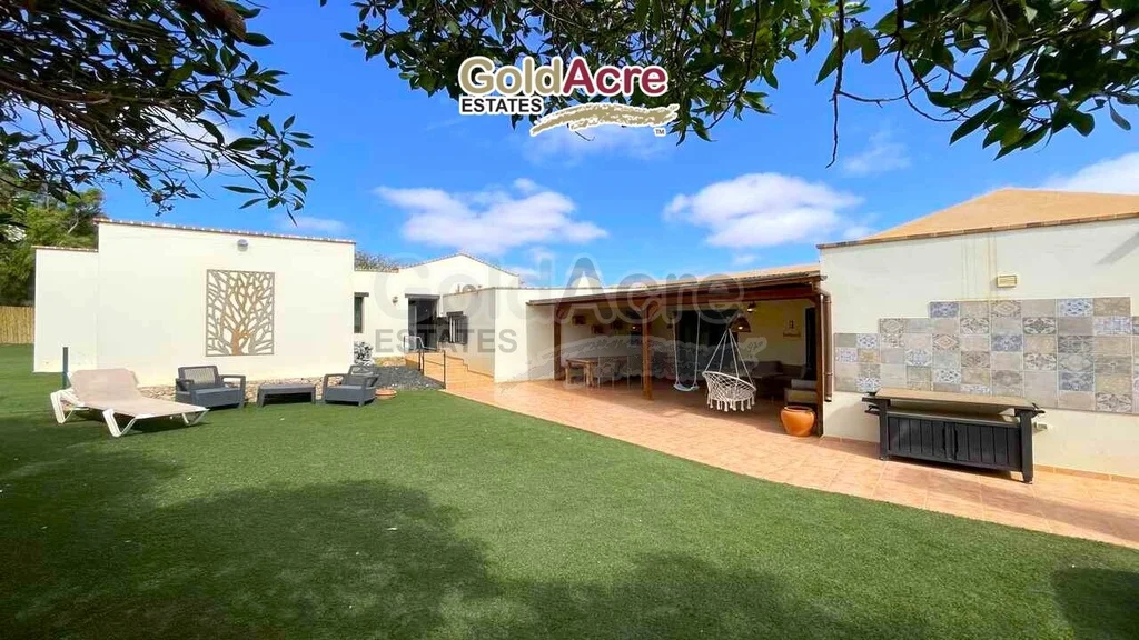 Versatile five-bedroom villa with annex