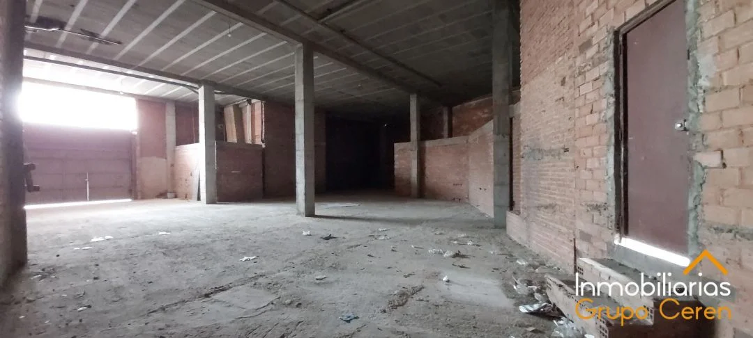 Commercial premises with two mezzanines