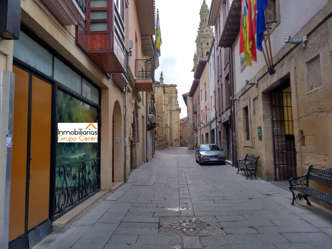Commercial unit beside cathedral, 160 m²