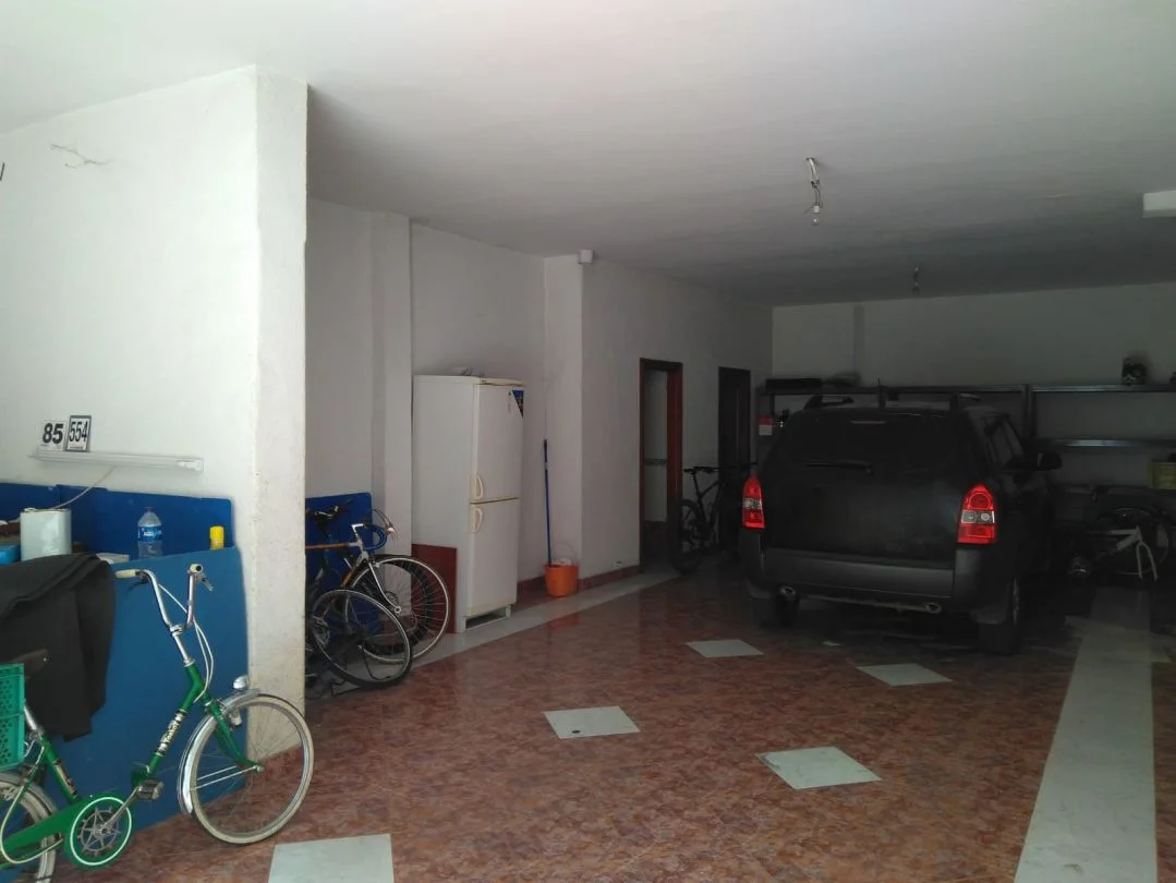 Street-front commercial unit, 74 m²