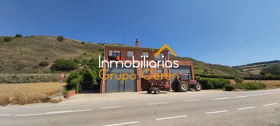 Chalet con nave agrícola y terreno