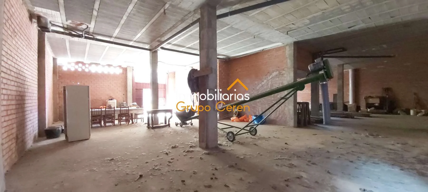 Lonja comercial en el Camino con salida de humos
