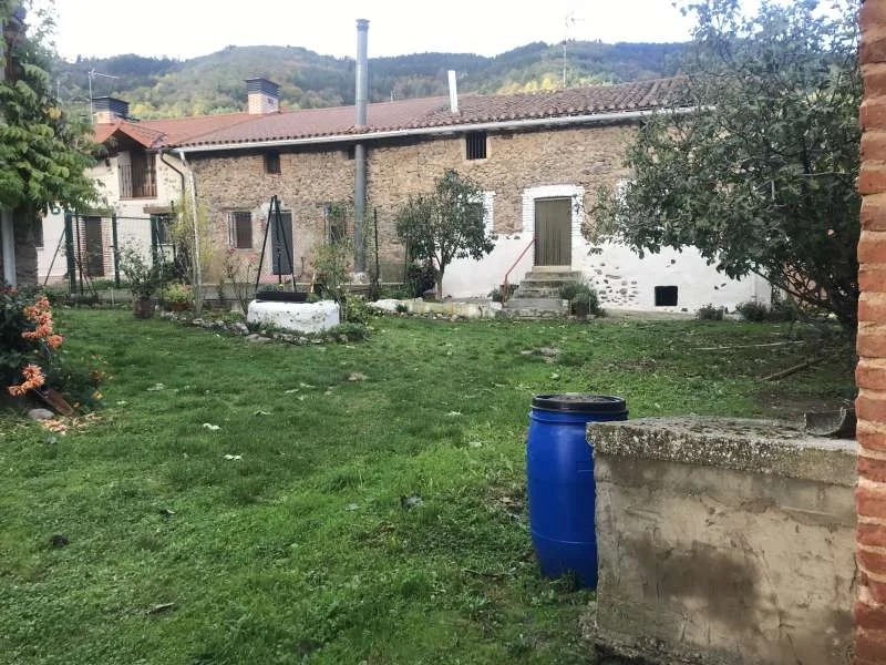 Edificio de dos plantas con terreno rústico