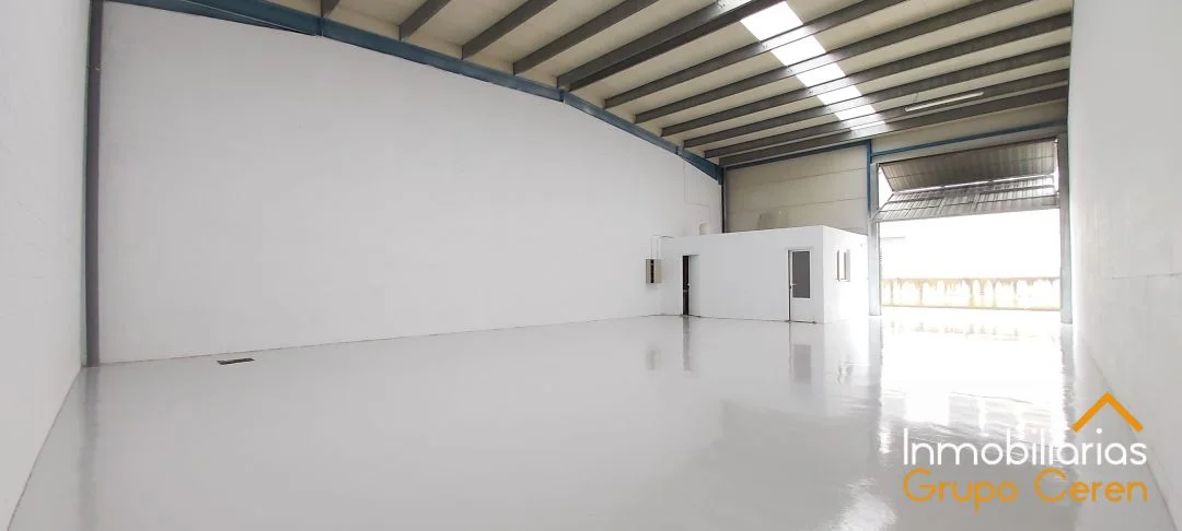 Nave industrial con oficina, 184 m²