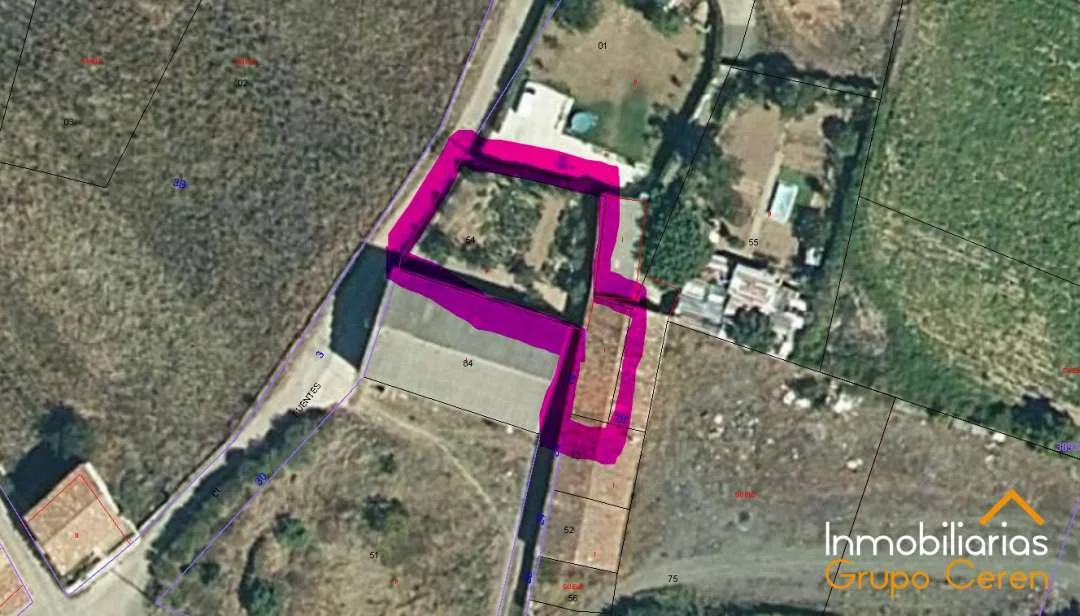 Terreno urbano con pajar y suministros