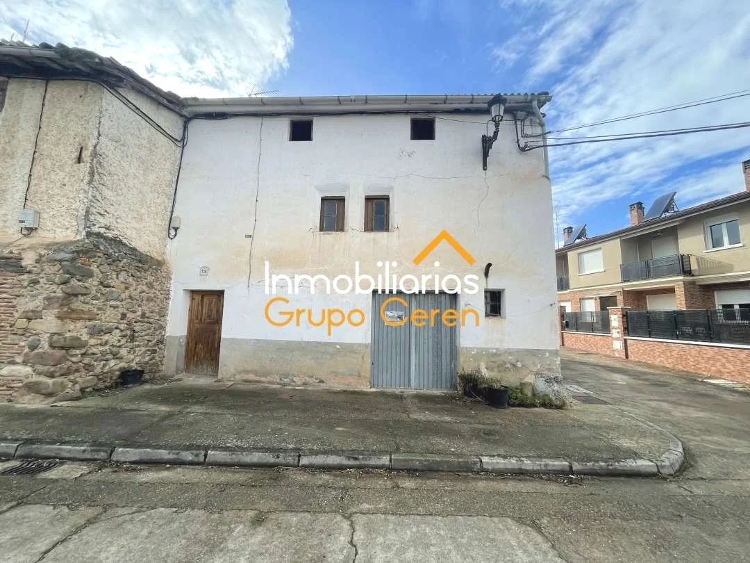 Casa de tres dormitorios para rehabilitar, tejado nuevo