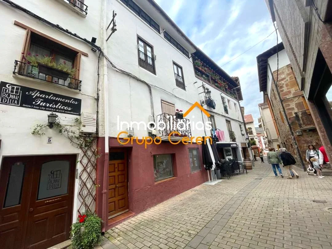 Central Ezcaray four-storey house with patio