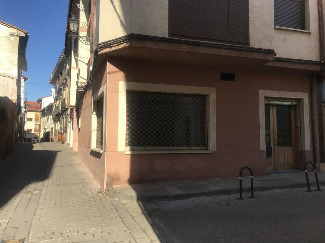 Local comercial dividido en tres oficinas