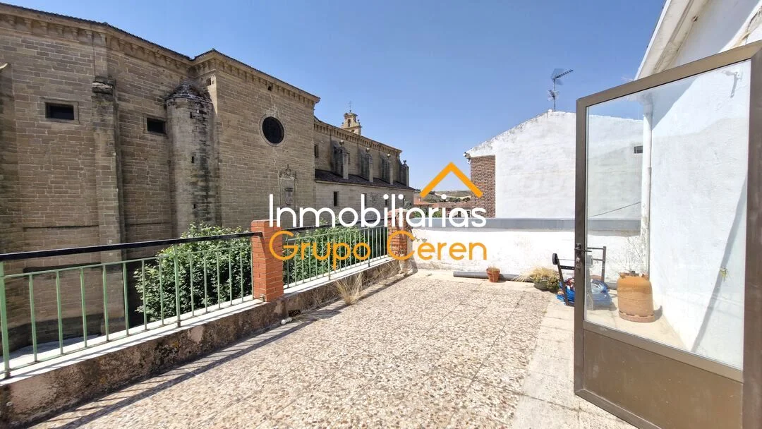 Three-bedroom flat with wide terrace