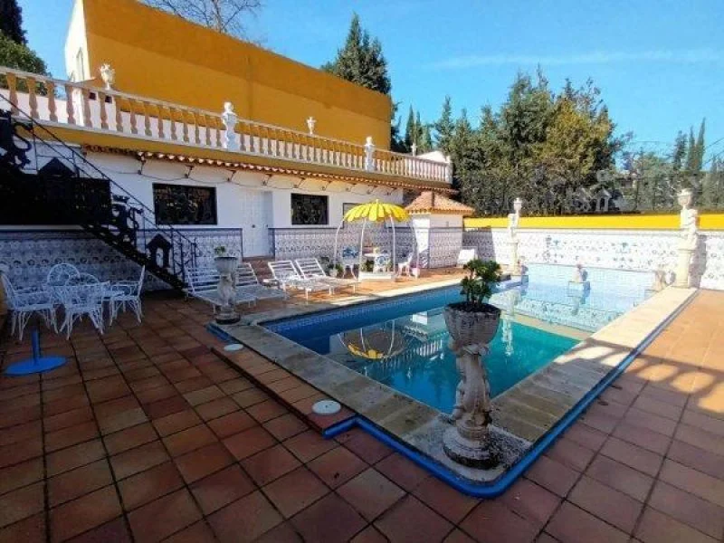 Large Sansueña chalet with private pool