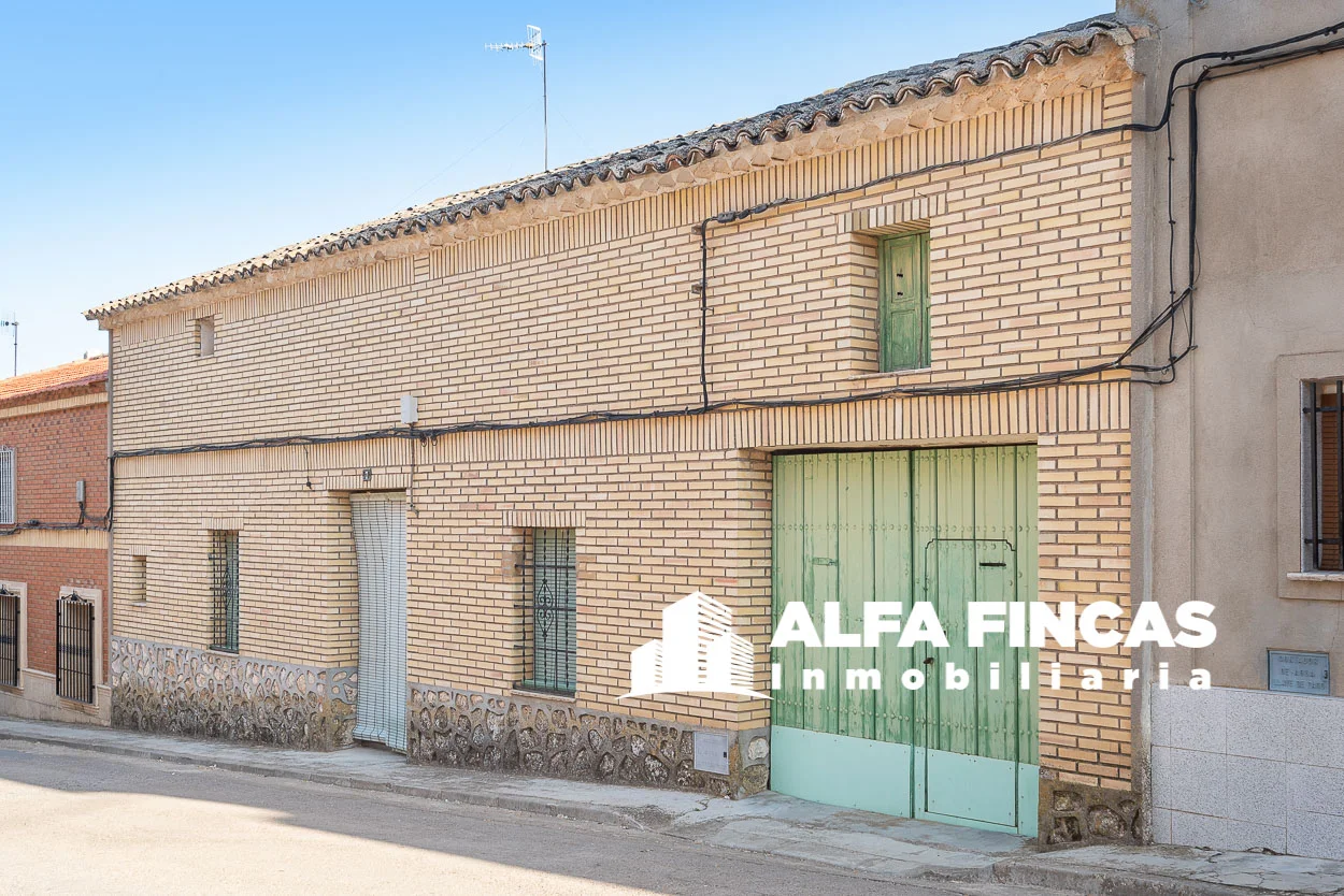 Large village house with 398 m²