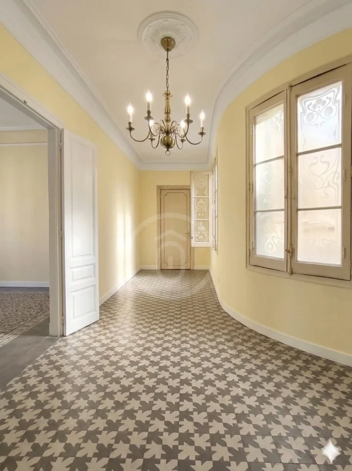 Piso histórico en Eixample con siete estancias