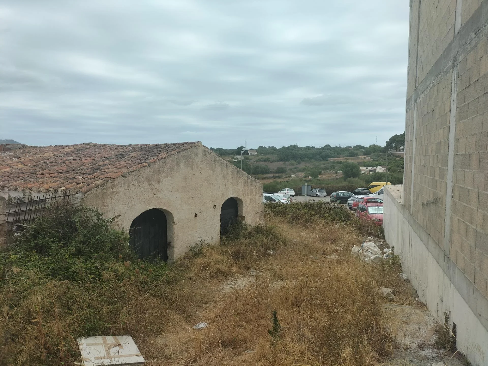 Urban plot with livestock shed