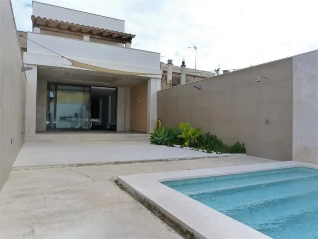 Renovated two-storey house, four bedrooms