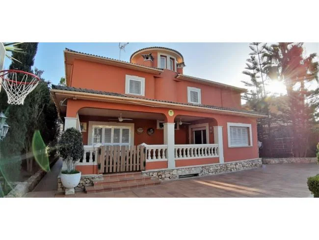 Spacious chalet with pool, five bedrooms