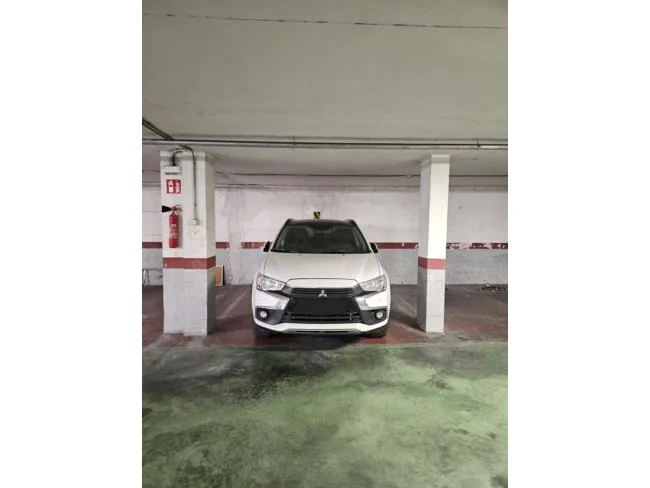 Plaza para coche grande cerca de Santa Catalina