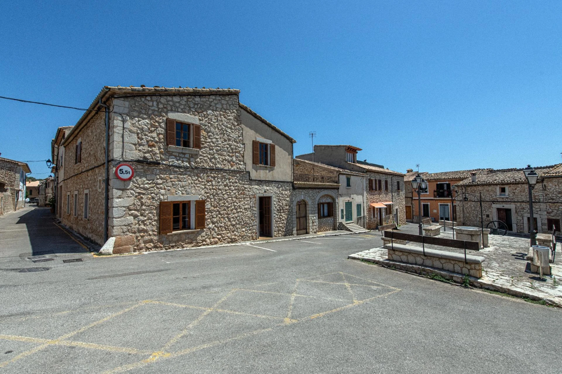 Large Biniamar house with seven bedrooms