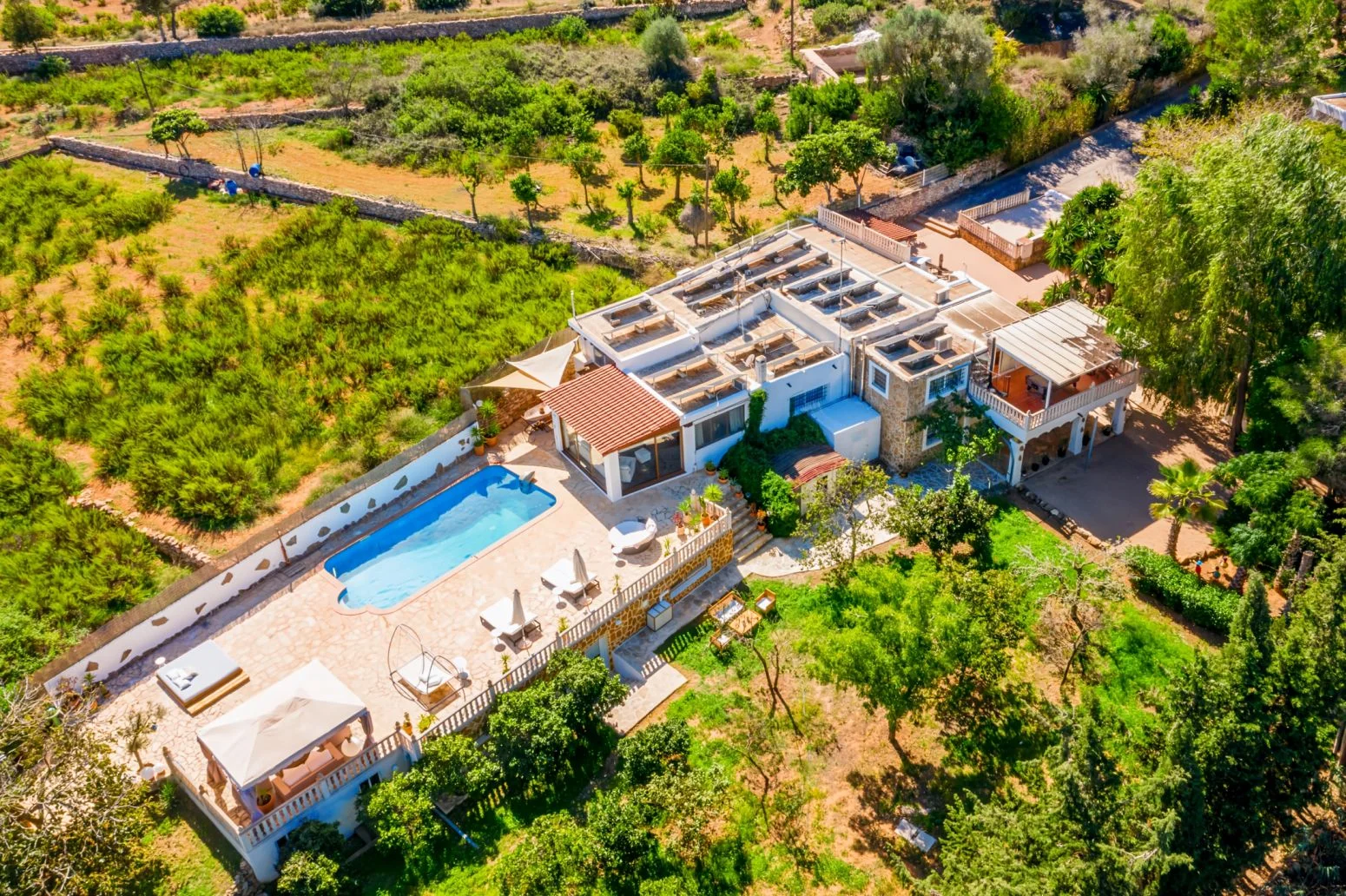 Finca ibicenca con seis dormitorios y apartamentos