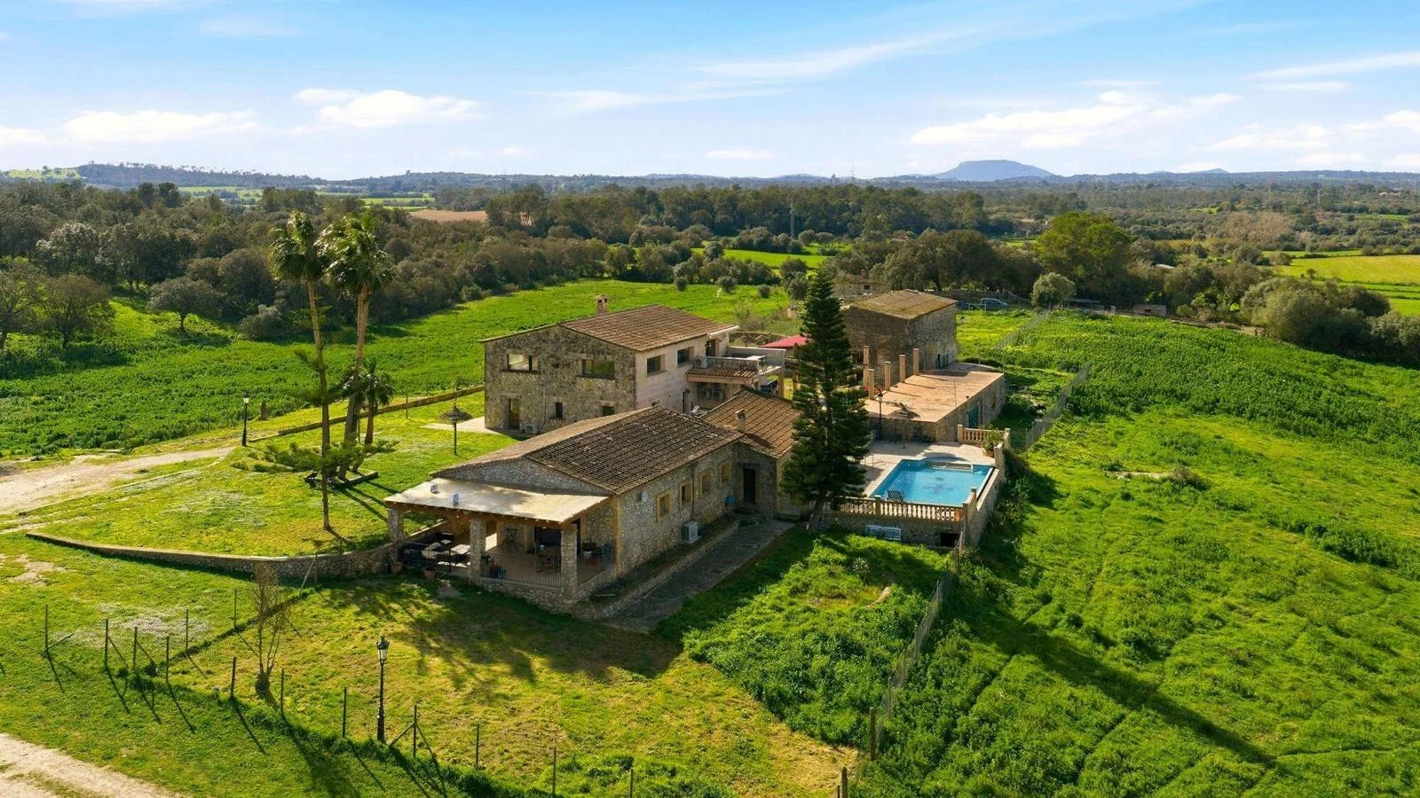 Rustic estate with four dwellings