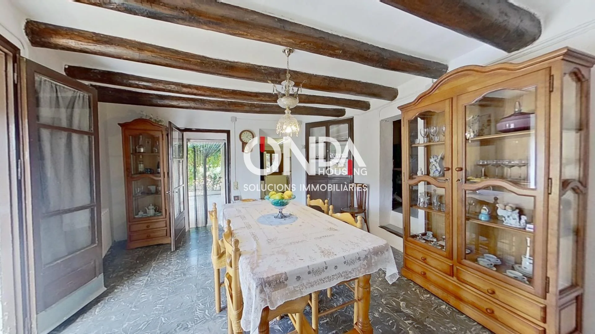 Casa amplia semireformada con jardín