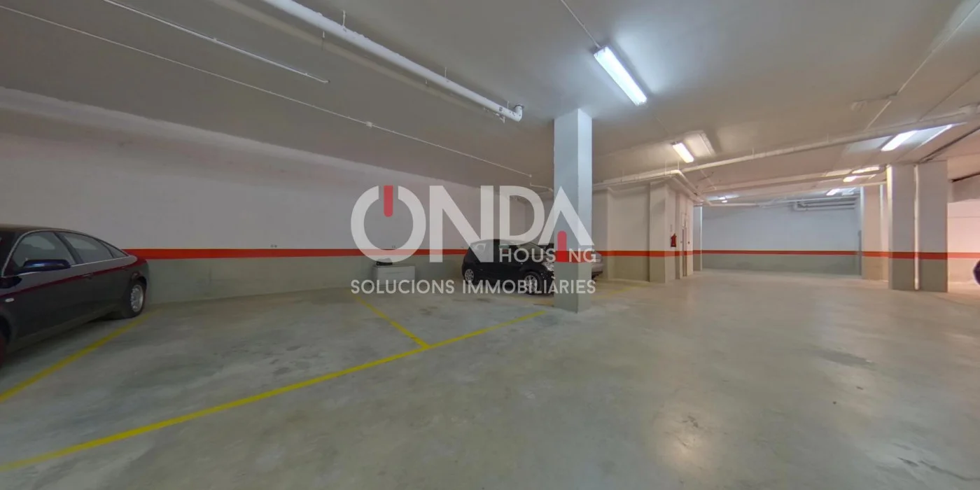 Amplia plaza de parking en Tremp