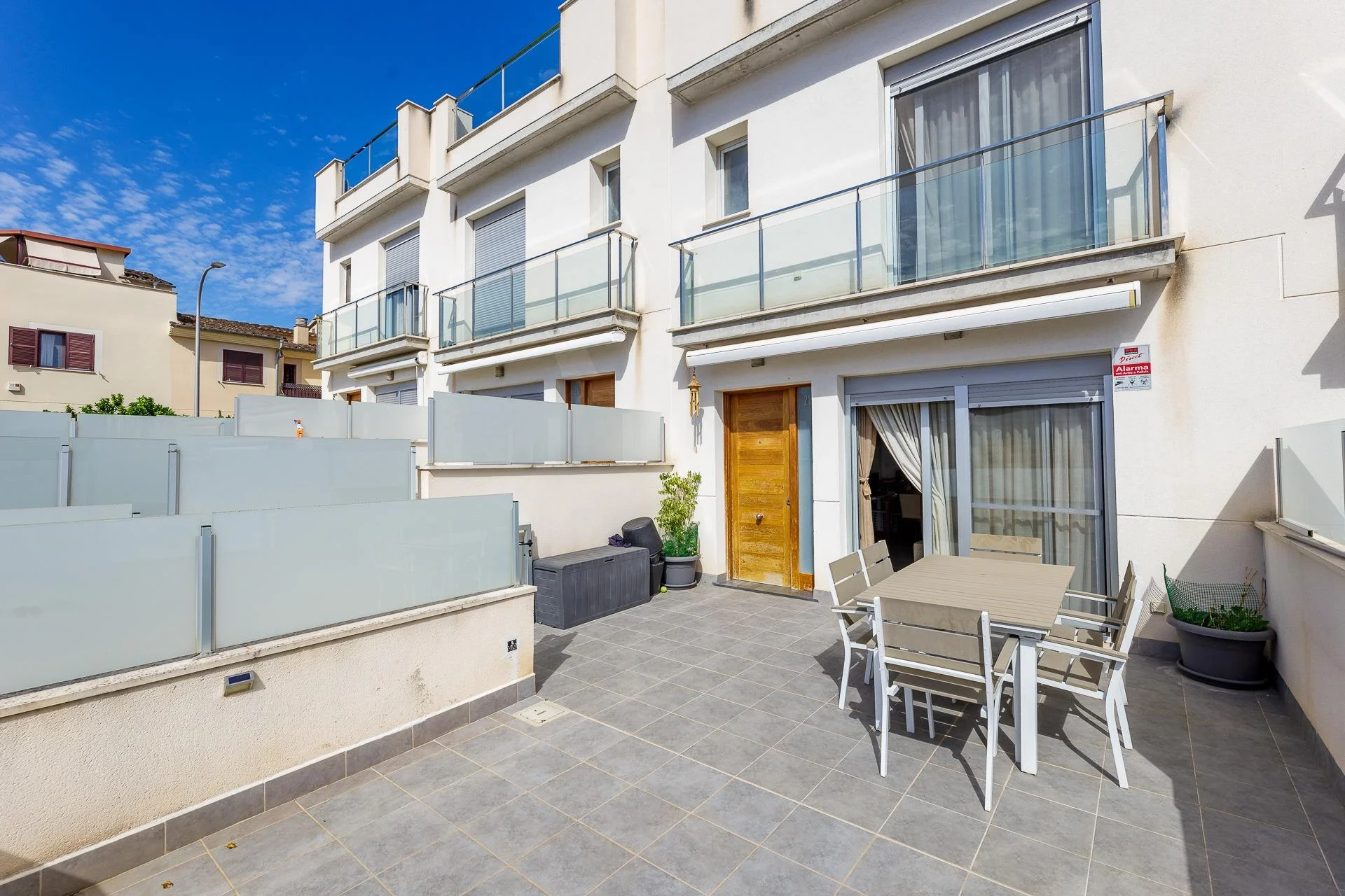 South-facing townhouse with three bedrooms