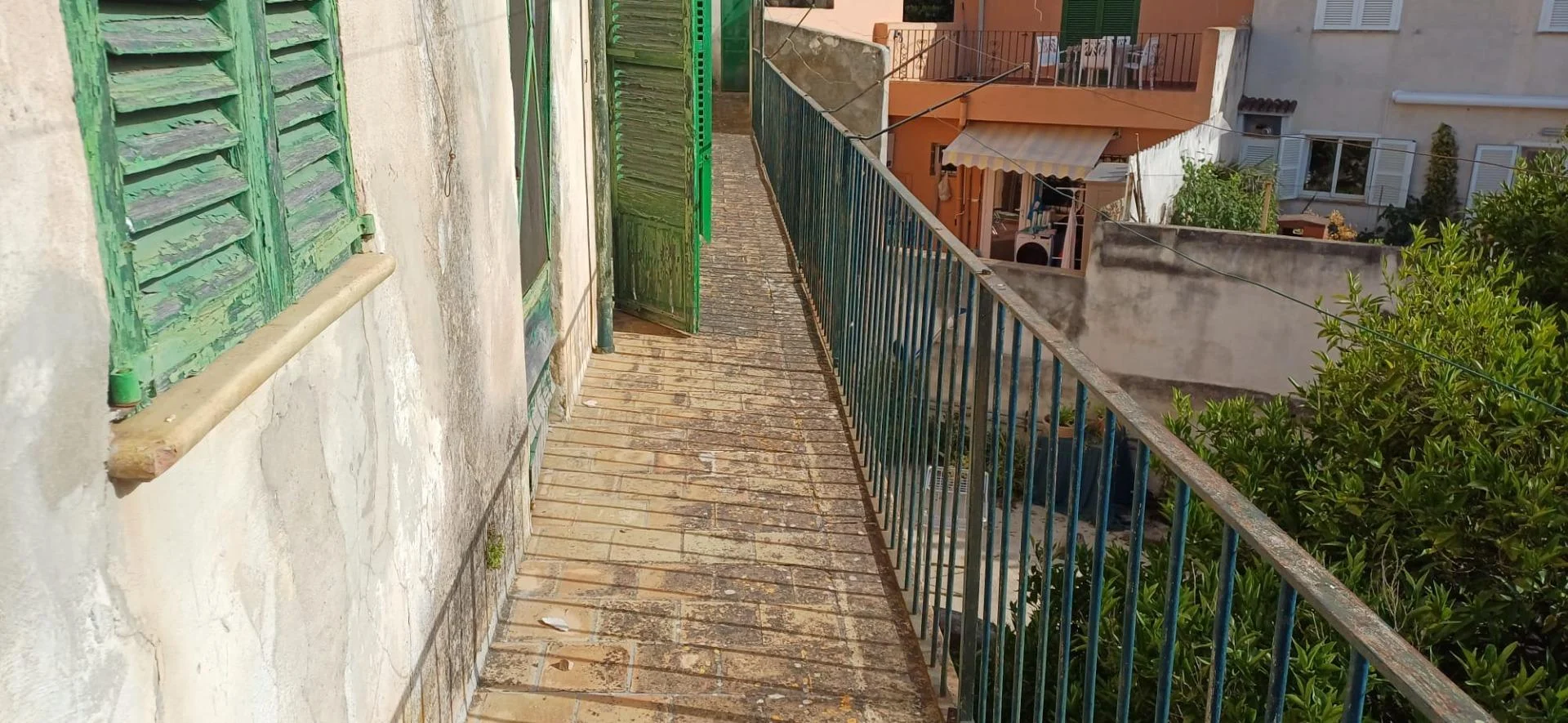 Large top-floor flat with garden