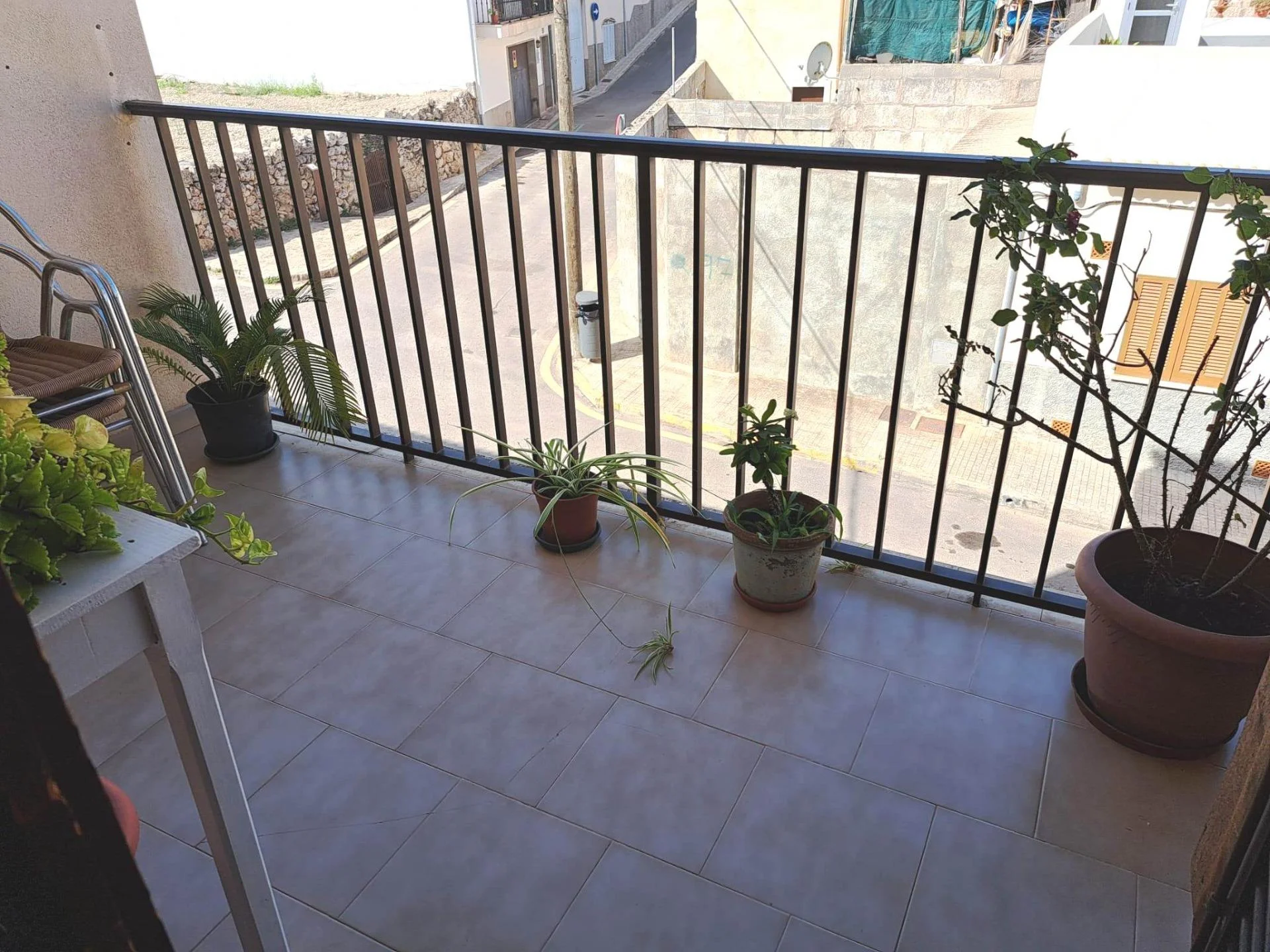 Three-bedroom flat with parking and balcony
