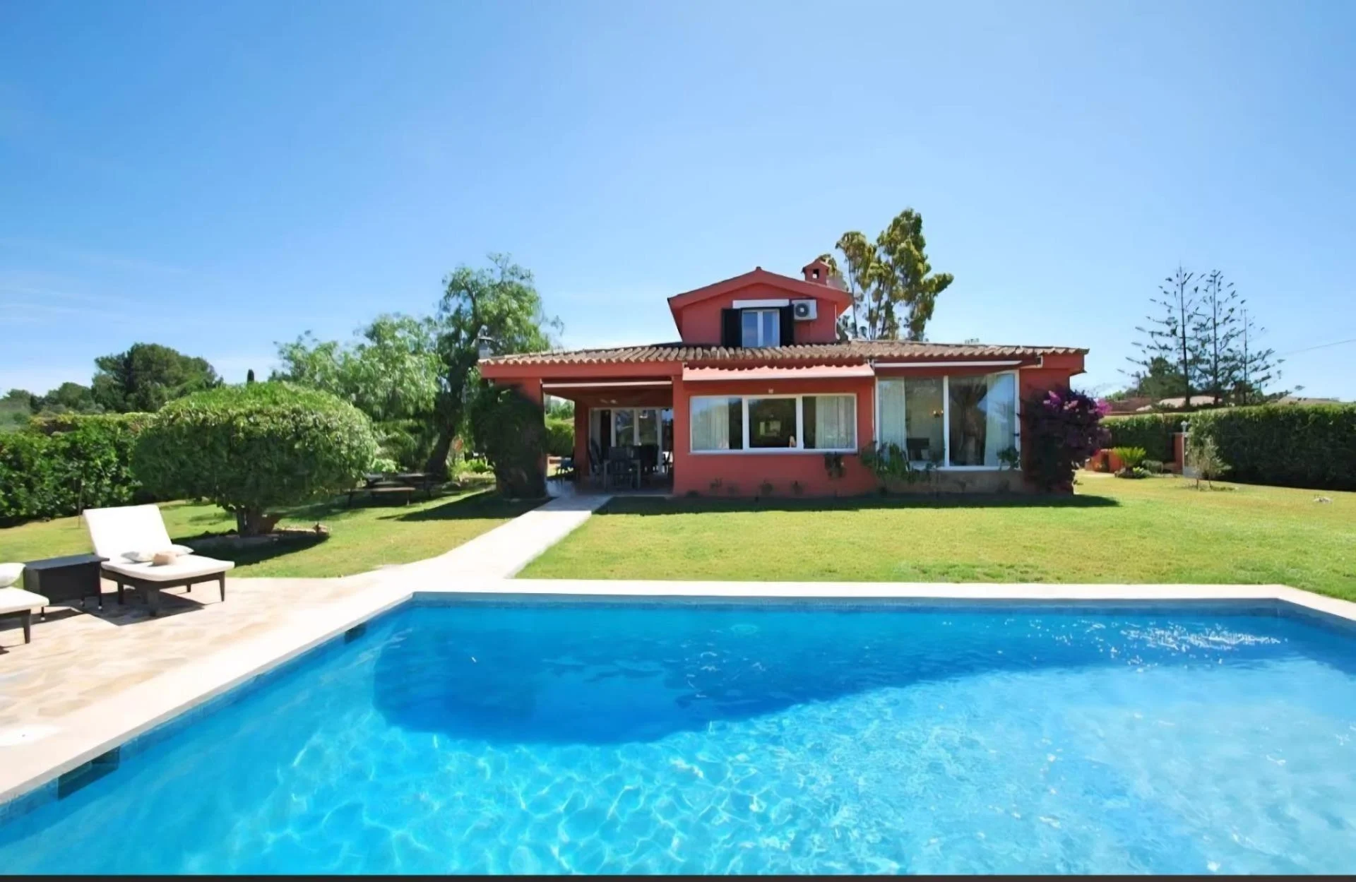 Reformed chalet with pool, 343 m²